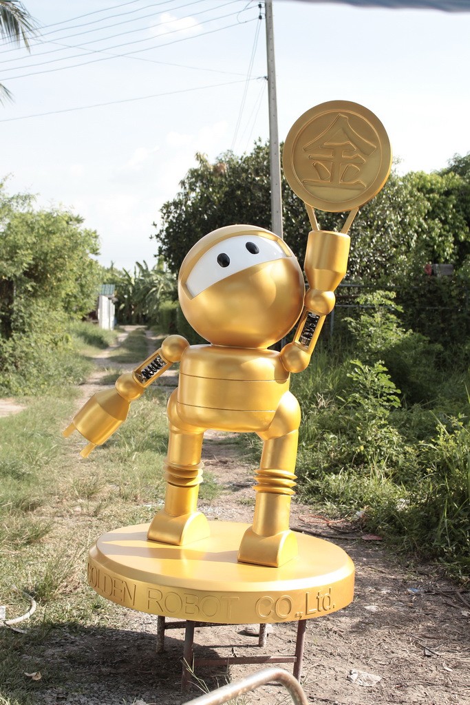 golden robot 009
