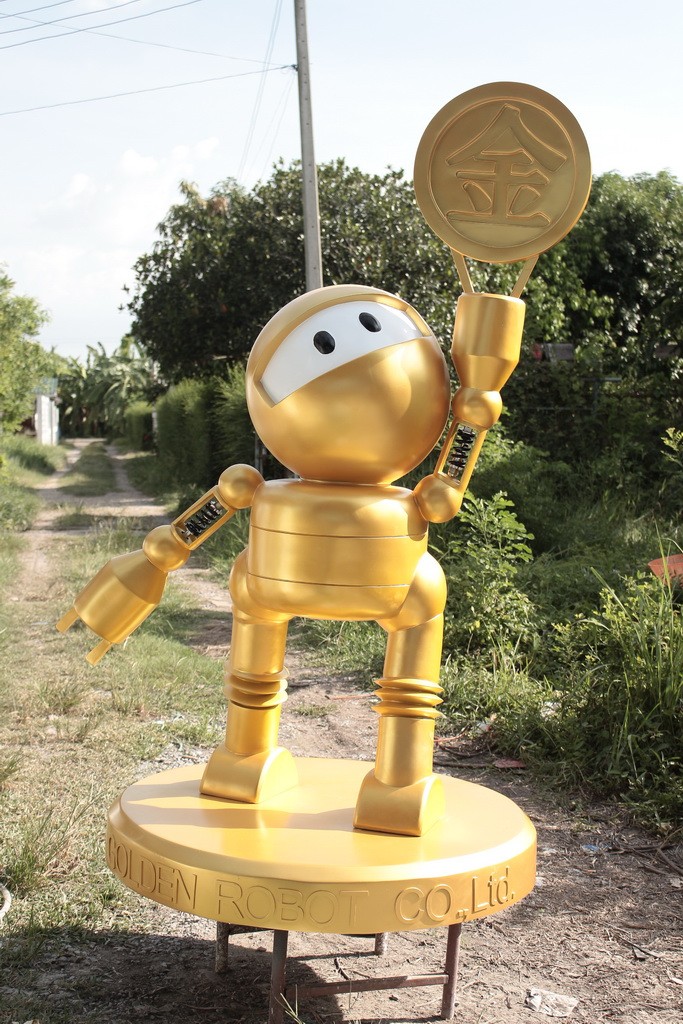 golden robot 010