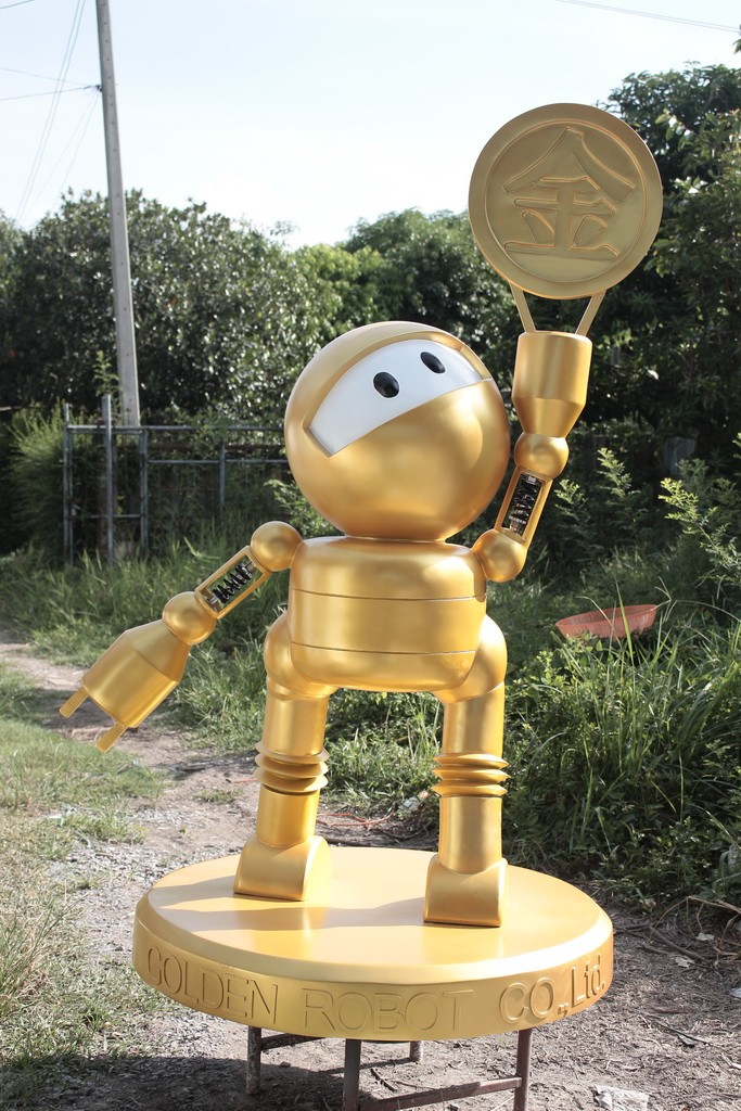 golden robot 011