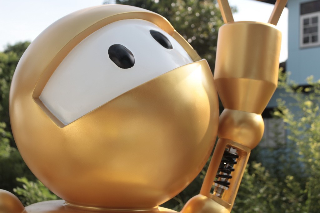 golden robot 016