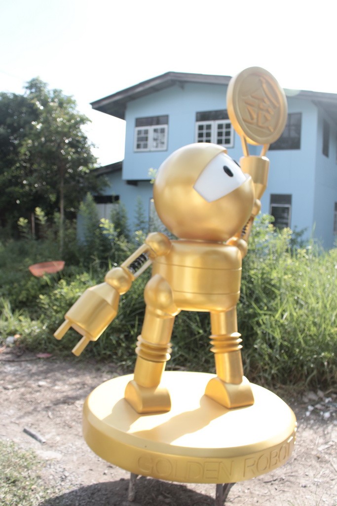 golden robot 017