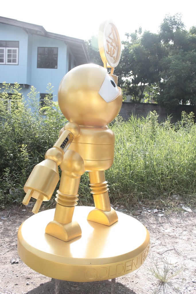 golden robot 018