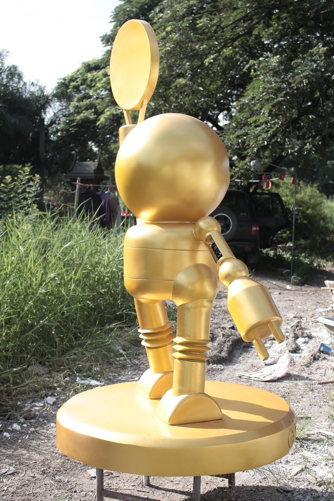 golden robot 019