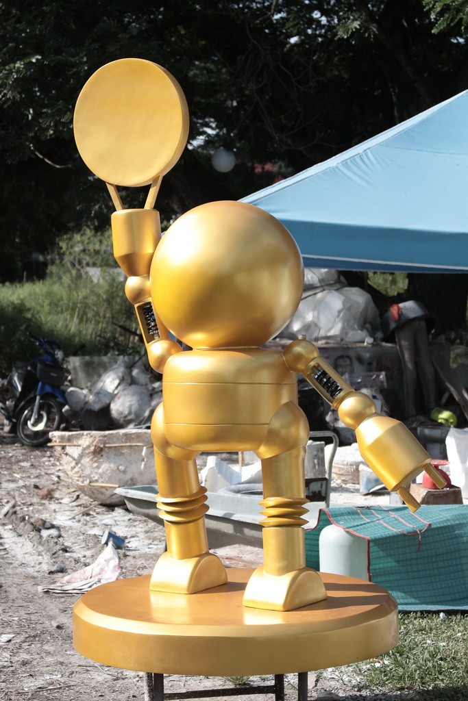 golden robot 021