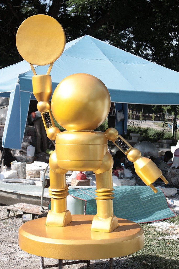 golden robot 022