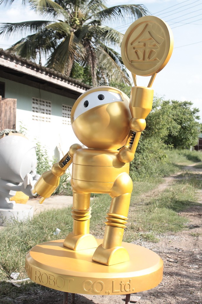 golden robot 028