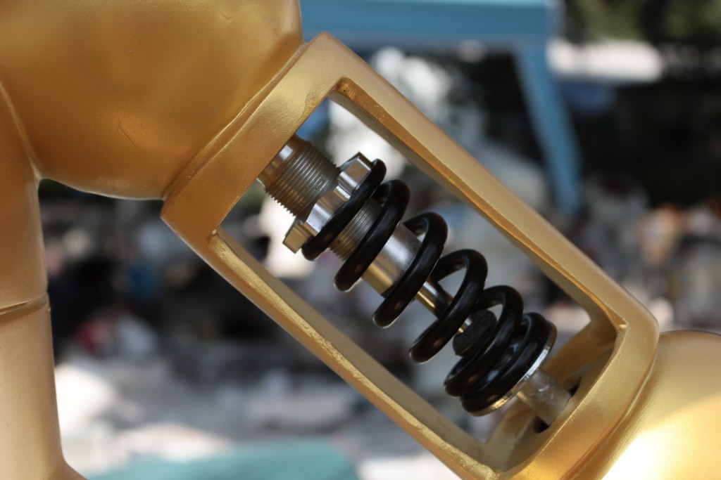 golden robot 047