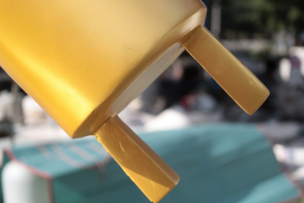 golden robot 049