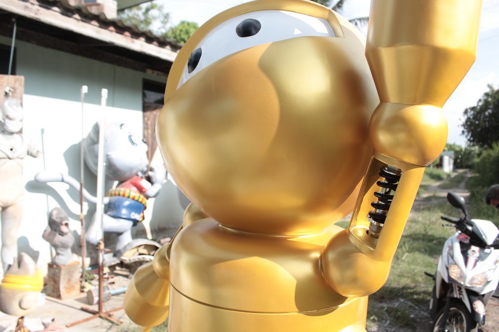 golden robot 050