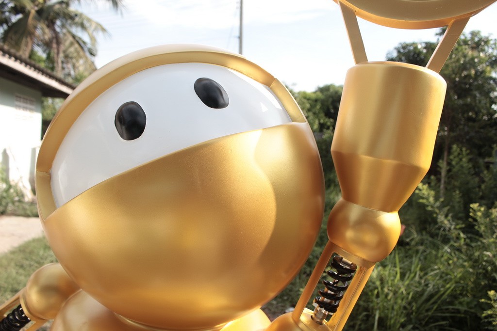 golden robot 052